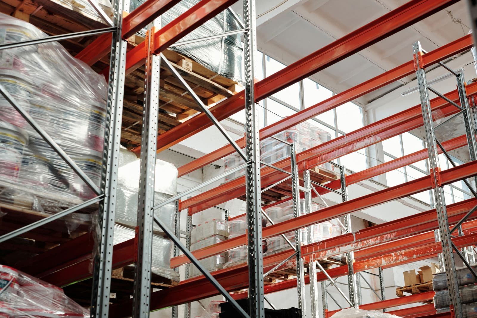 Almacenaje y logistica: racks con pallets en bodega