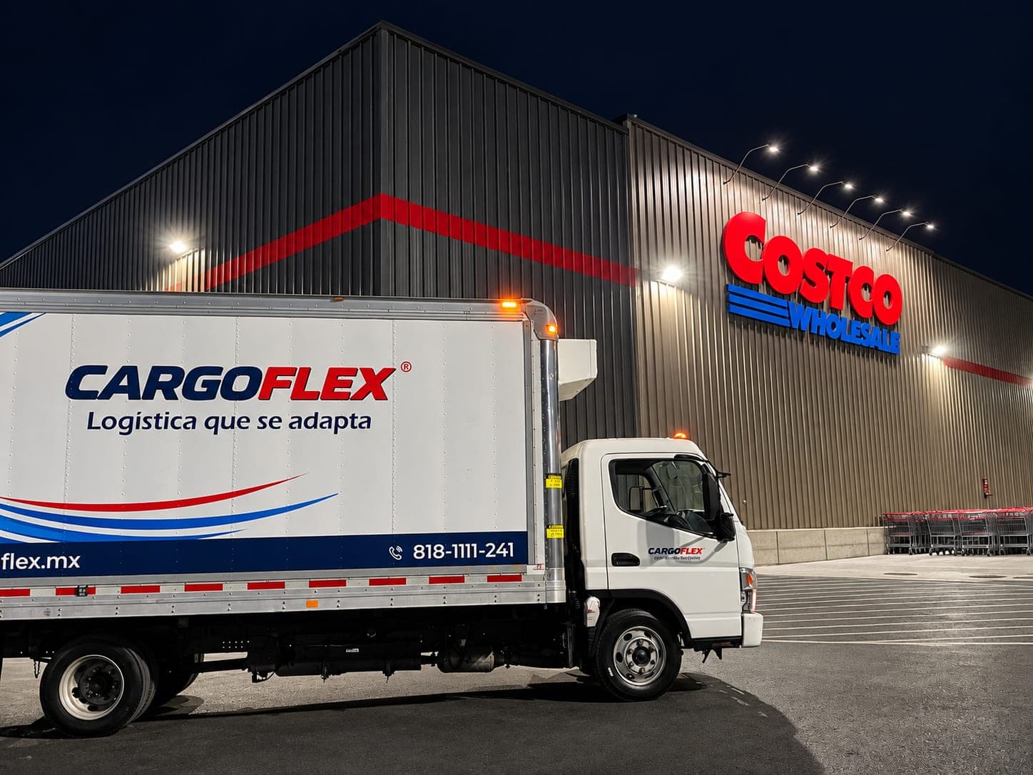 Camión de CargoFlex frente a una tienda Costco