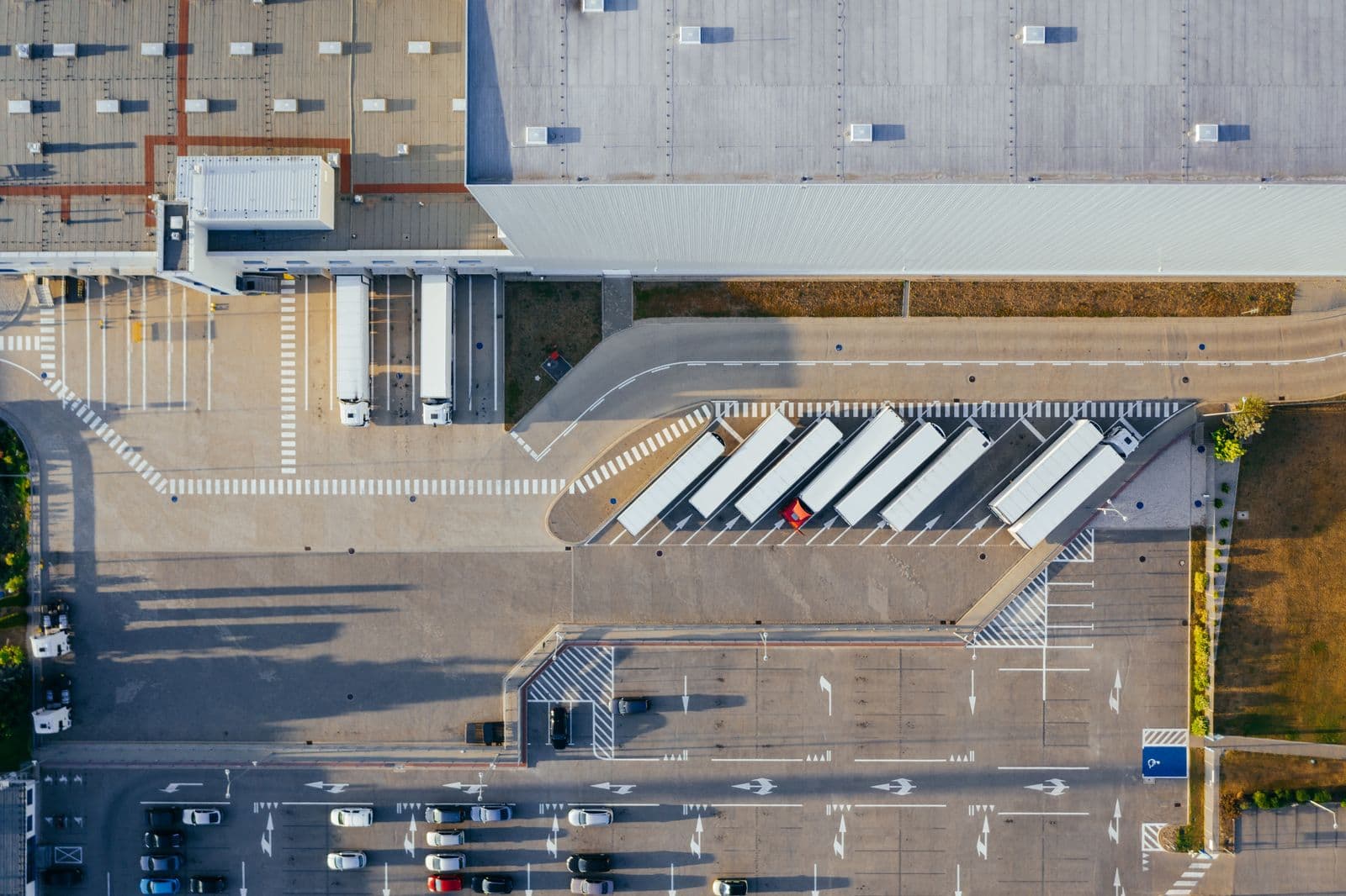 Vista aérea de centro logístico con unidades de carga en anden